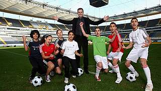 Bierhoff und Kids: Fußball ist bunt © 