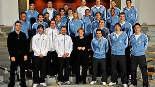 Angela Merkel im Kreis der Nationalmannschaft © Bongarts/GettyImages