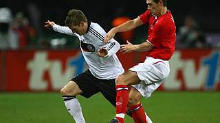 Bastian Schweinsteiger (l.) wird von Gareth Barry bedrängt © 