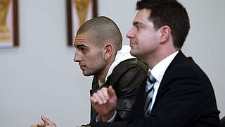 Mladen Petric (l.) mit seinem Anwalt bei der Verhandlung © 