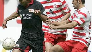 Kenan Sahin (l.) schirmt den Ball gegen den Düsseldorfer Hamza Cakir ab © Bongarts/GettyImages