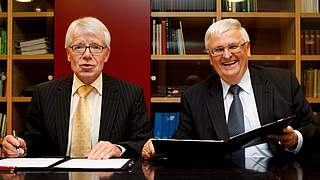 Ligaverbands-Präsident Dr. Reinhard Rauball (l.) und DFB-Präsident Dr. Theo Zwanziger unterzeichnen den Grundlagenvertrag © Bongarts