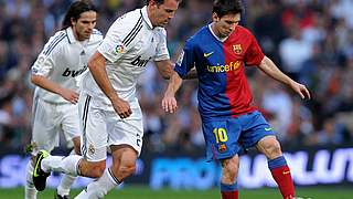 Ausgezeichnet: Lionel Messi (rechts) im Duell mit Christoph Metzelder  © Bongarts/GettyImages