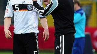 Shkodran Mustafi im Gespräch mit Marco Pezzaiuoli © Bongarts/GettyImages