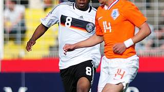 Kapitän Reinhold Yabo (l.) im Zweikampf mit Mohamed Madmar © Bongarts/GettyImages