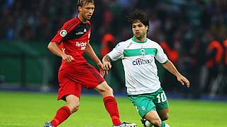 Bremens Diego (r.) setzt sich gegen Simon Rolfes durch © Bongarts/GettyImages