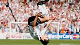 Doppel-Torschütze Miroslav Klose<br>mit seiner berühmten Salto-Rolle © Bongarts/Getty Images