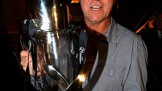 Am Ziel: Horst Hrubesch mit der Trophäe © Bongarts/GettyImages