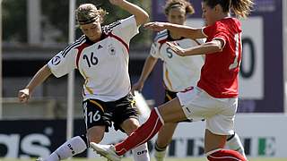 In Bedrängnis: Marie-Louise Bagehorn (l.) wird konsequent attackiert © Bongarts/GettyImages