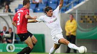 Mario Gomez (r.) im Zweikampf mit dem Neckarelzer Christian Fickert © Bongarts/GettyImages