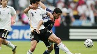 Michael Ballack im Duell <br> mit Juan Roman Riquelme © Bongarts/Getty Images