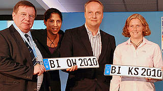 Bielefelder Botschafter: Oliver Welke (2.v.r.) und Kerstin Stegemann (r.) © Bongarts/GettyImages
