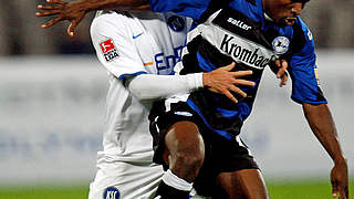 Katongo (l.) of Bielefeld against Staffeldt © Bongarts/GettyImages