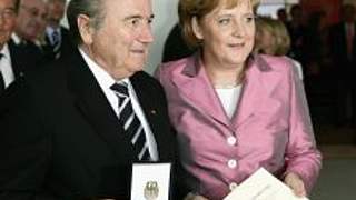 FIFA-Präsident Joseph S. Blatter (l.)<br>und Bundeskanzlerin Angela Merkel © Bongarts/Getty Images