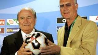Franz Beckenbauer mit <br>FIFA-Präsident Joseph Blatter © Bongarts/Getty Images