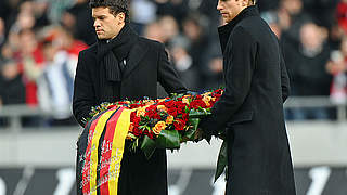 Abschied: Michael Ballack (l.) und Per Mertesacker legen einen Kranz nieder © Bongarts/GettyImages