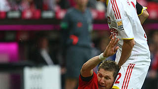 Bastian Schweinsteiger (l.) is stopped by Leverkusens Stefan Reinartz © Bongarts/GettyImages