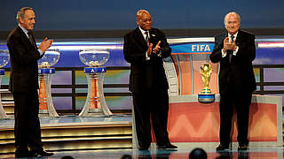 Bei der Auslosung: Jacob Zuma (M.) und Josef Blatter (r.) © Bongarts/GettyImages