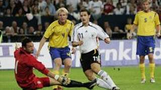 Miroslav Klose erzielt das 2:0<br>gegen Schweden © Bongarts/Getty Images