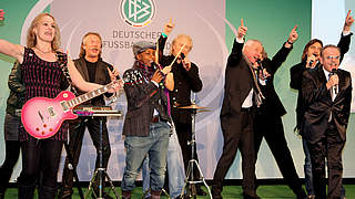 Präsentieren die Pokalhymne in ihrer Heimat: die Kölner Kultband Höhner © Bongarts/GettyImages