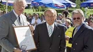 Fritz Funke (l.) und Roland Wehrle (r.)<br> zeichnen Gerhard Mayer-Vorfelder aus © Stiftung Kinderkrebsnachsorge