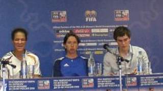 Zufriedenheit bei der Pressekonferenz <br> nach dem Sieg © DFB