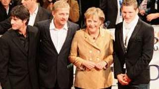Joachim Löw, Sönke Wortmann, Dr. Angela <br>Merkel und Bastian Schweinsteiger in Berlin © Bongarts/Getty-Images