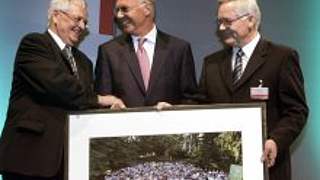 DFB-Präsident Dr. Theo Zwanziger (l.) <br> Franz Beckenbauer (m.) und Horst R. Schmidt © Bongarts/Getty Images