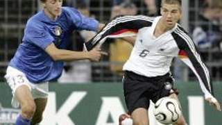 Kevin Wolze (r.) im Zweikampf<br>mit dem Italiener Pietro Baccolo © Bongarts/Getty Images