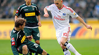 Ballsicher: Mladen Petric (r.) gegen Tony Jantschke © Bongarts/GettyImages