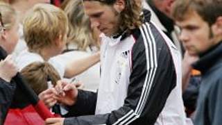 Torsten Frings erfüllt nach dem<br>Training am Sonntag Autogrammwünsche © Bongarts/Getty Images