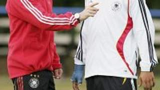 Bundestrainer Joachim Löw im Gespräch<br>mit Malik Fathi im Training am Sonntag © Bongarts/Getty-Images