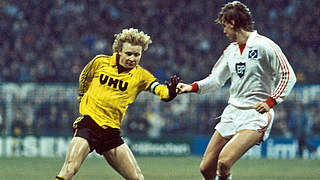 Beginn der Serie 1982: HSV mit Hieronymus (r.) siegt mit 3:2 gegen Burgsmüllers BVB © imago