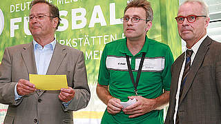 Bei der Eröffnung mit dabei: Dr. Klaus Kinkel (l.) und Bernard Dietz (r.) © Carsten Kobow