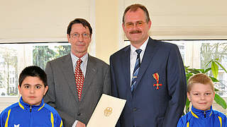 Dr. Ehrhart Körting, Senator für Inneres und Sport (links im Bild), bei der Übergabe der Ehrungsurkunde an BFV-Präsident Bernd Schultz © BFV