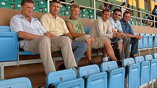 Die fünf deutschen Trainer mit dem Technischen Direktor Michael Weis (r.) im Nationalstadion Ruandas © FV Rheinland