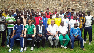 Engagiert sich für den Fußball in Burundi: Rainer Willfeld (3. v.r.) © DFB