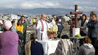 Padre Roberto zelebriert einen Gottesdienst auf der Müllhalde © DFB