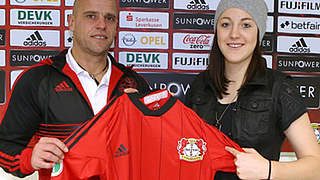 Ab sofort ein Team: Bayer 04-Trainer Thomas Obliers mit Carolin Simon © Jan Kuppert