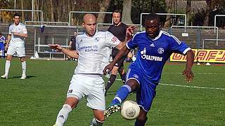 Mit Gelb-Rot vom Feld: Ex-Nationalspieler Asamoah (r.) mit Lottes Chahed © mspw