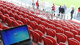 Bereits Realität: Der Laptop direkt am Spielfeldrand © Bongarts/GettyImages