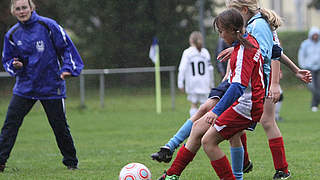 Trainerin und Schiedsrichterin in Personalunion: Constanze Rast (l.) © DFB