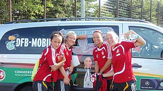 Auch bei den Nationalspielerinnen beliebt: das DFB-Mobil © © Bongarts/Getty/Images