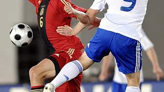 Simon Rolfes (l.) duelling with Mikael Forssell © AFP