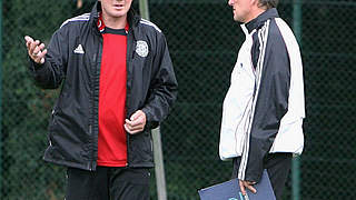 Dialog mit dem DFB-Trainer: Effenberg und Wormuth (r.) © DFB