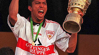1997: Giovanne Elber gewinnt den Pokal mit dem VfB Stuttgart © Bongarts/GettyImages