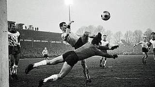 Luft-Akrobatik: Lothar Emmerich (M.) 1965 mit den Dortmundern gegen Werder Bremen © Imago