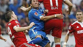Kopfballduell: Ivica Olic (o.) gegen Tobias Weis © Bongarts/GettyImages