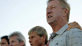 Zufrieden: Horst Hrubesch (r.) mit seinem Betreuer-Team © FIFA via Getty Images