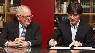 Unterschrift bis 2014: Bundestrainer Joachim Löw (r.) mit Theo Zwanziger © Bongarts/GettyImages